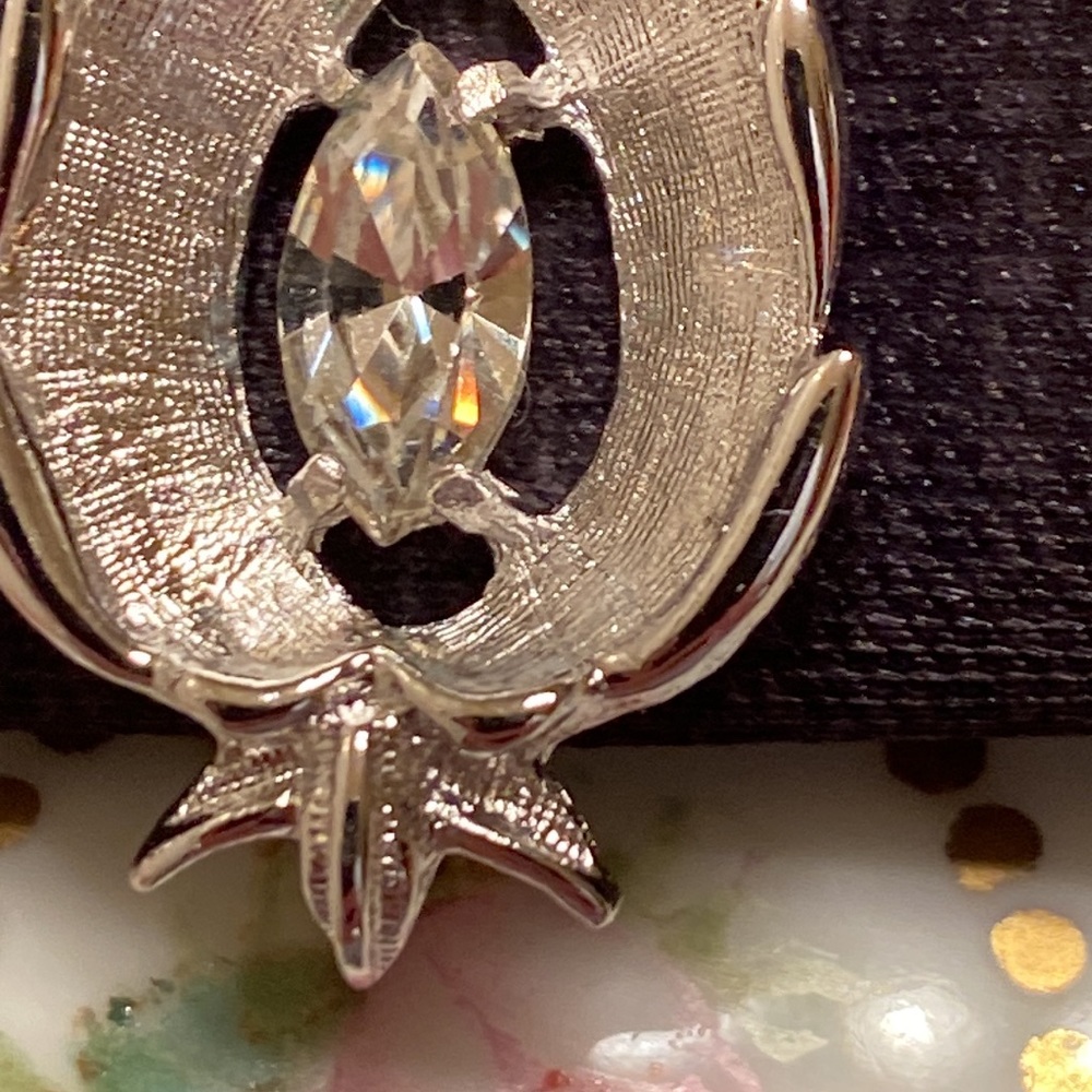 Sarah Coventry Silver Fall leaf textured metal clip earrings Marquis rhinestone - Picture 3 of 8